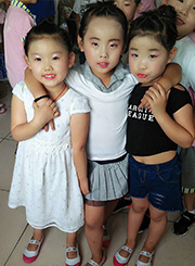 2016年六一儿童节亚细亚学生帮助小朋友们化妆造型